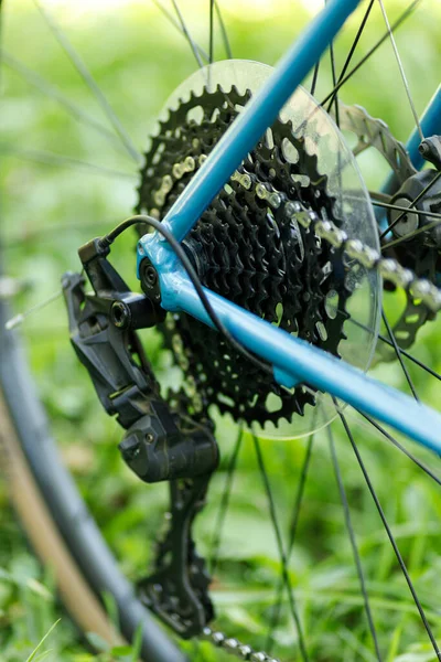 自行车传输 选择性聚焦 保养一辆轮式单车 — 图库照片