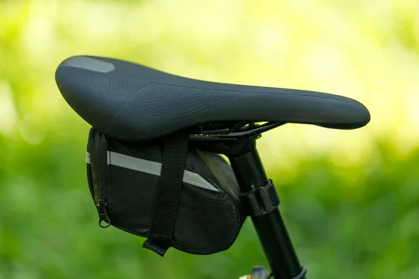 带袋子的自行车座位 正确的自行车适合 — 图库照片