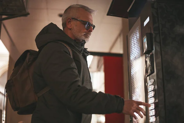 Hombre Adulto Compra Café Una Máquina Expendedora Negocios Automatizados —  Fotos de Stock