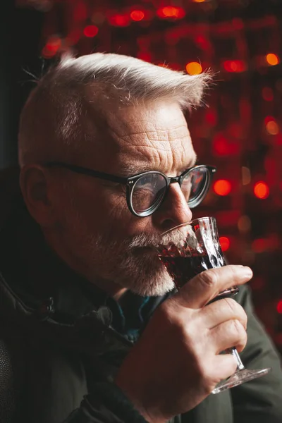 Hombre Adulto Está Probando Una Tintura Alcohólica Pub Beber Vino —  Fotos de Stock