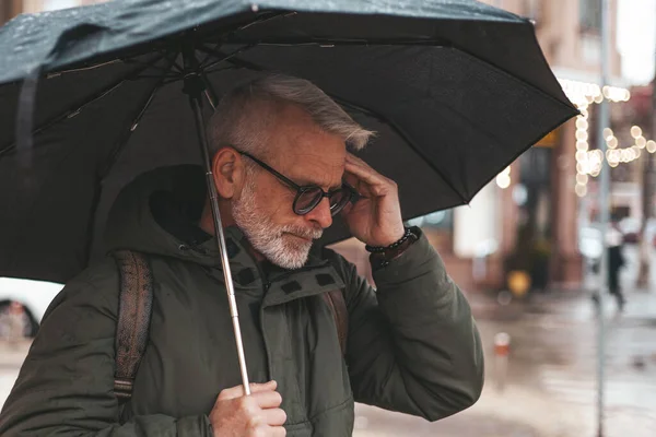 天気の変化で老人に頭痛 雨の日に片頭痛 不安とトラブル — ストック写真