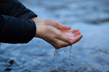 Eller dereden temiz su çıkardı. Doğal saflık.