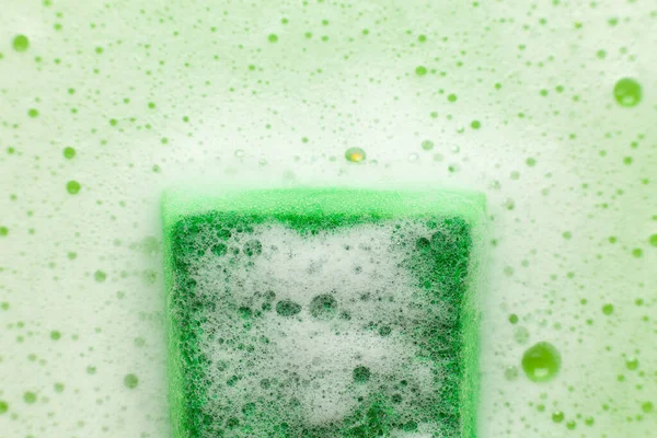 Sabunlu Köpüklü Yeşil Sünger Bulaşık Temizliği — Stok fotoğraf