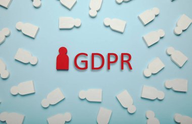Beyaz insan figürleri ve GDPR yazıları. Genel Veri Koruma Düzenlemesi.