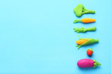 Sağlıklı beslenme için plastik sebzeler. Havuç, kuşkonmaz, domates, mısır, patlıcan ve brokoli. Antioksidan, organik gıdalar..