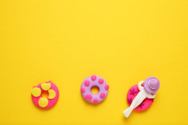 Plastik insanlar havuzda şişme lilonun üzerinde dinleniyorlar. Çizgi film yazı dinlenme ve tatiller.