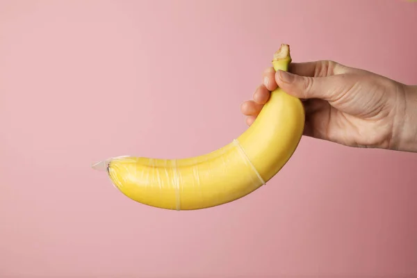 Plátano Amarillo Con Condón Concepto Sexo Protegido — Foto de Stock