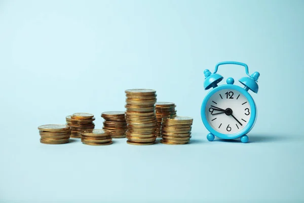 Relógio Despertador Moedas Ouro Capitalização Tempo Conceito Dinheiro Pagamento — Fotografia de Stock