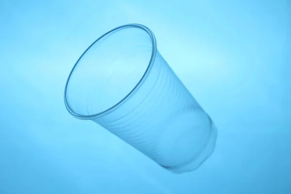 Πλαστικό Κύπελλο Μπλε Νερό Πλαστική Ρύπανση Των Ωκεανών — Φωτογραφία Αρχείου