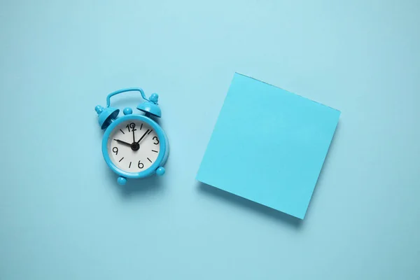 Blauwe Wekker Een Herinneringsbriefje Tijdmanagementconcept Kopieer Ruimte Voor Tekst — Stockfoto