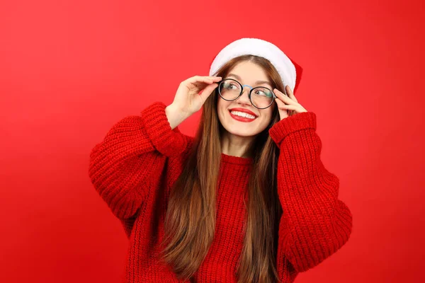 Ung Drömmande Kvinna Väntar Jul Överraskning Flicka Santa Hatt Röd — Stockfoto