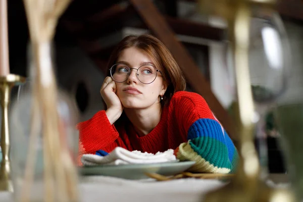 Bayram sofrasında sıkılmış genç bir kadın..