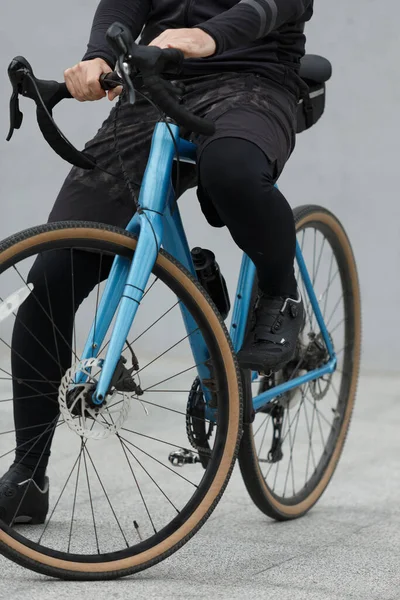 Крупним Планом Гравійний Велосипед Велосипедистом Чорному Одязі Підходить Подорожей Спорту — стокове фото