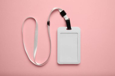 Personel kartı modeli, pembe arka planda isim kartı. Kimlik, erişim, reklam, eklenti, sahne arkası.