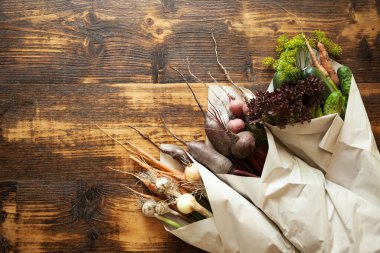 Sebzeler için tek kullanımlık kağıt ekolojik paket. Taze organik ürünler ve atıksız yaşam tarzı.
