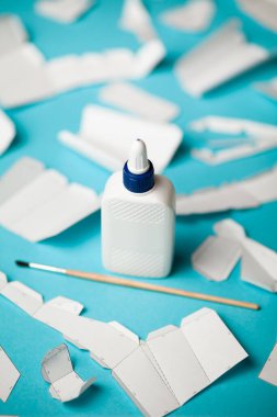 Geometrik kağıt işçiliği. 3D çokgen model, nirengi işlemi kendiniz yapın. Dekrowcraft, pepakura kavramı.