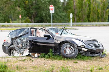 Otoyolun kenarındaki hurda araba. Yoldaki güvenlik. Kaza ya da kaza.