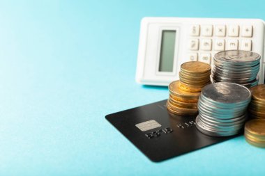 Kredi kartı, bozuk para ve hesap makinesi. Finansal kazanç, kredi, borç, kazançlar.