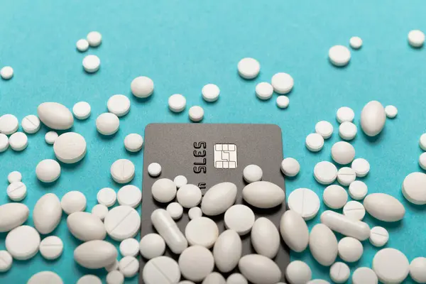 クレジットカードと薬 病院での治療の高いコスト 高価な薬の概念 — ストック写真