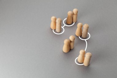 Aldatma ve ihanet kavramı (ihanet) aile veya evli çift için. Gri arka planda kadın ve erkek arasındaki ilişkinin sembolü olarak çizgileri olan tahta figürler..