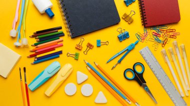 Okula dönüyoruz, sarı arka planda eşyalar var. Öğrenmeye hoş geldin. Bilgi için aksesuarlar, perakende. Ders alışverişi.