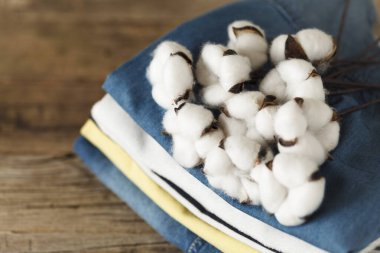 Bir yığın organik giysi ve pamuk rengi. Çevre dostu kumaş dükkanı.