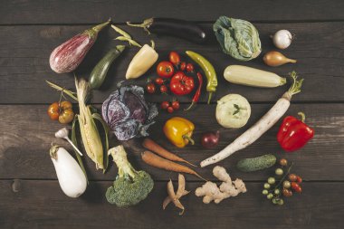 Arka bahçede yetişen doğal sebzeler. Sonbahar vitamin hasadı.