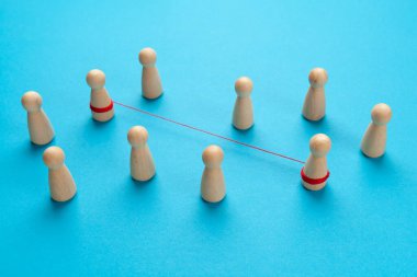 İki kişi arasındaki iletişim. Mavi arka planda insan figürleri. Sosyal kişiler konsepti.