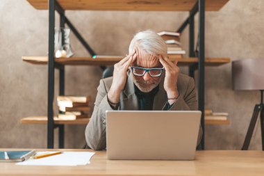 İnsanlardan tükenmiş. İş yerinde kafasını tutan kıdemli bir adam. Stres, işteki sorunlar, aşırı çalışma. Sinir bozucu migren..