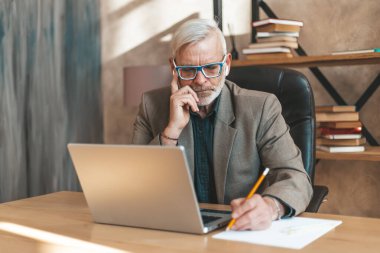 Vasiyetnameyi imzalıyorum. Masadaki kıdemli adam kağıda yazıyor. Finansal zorluklar.