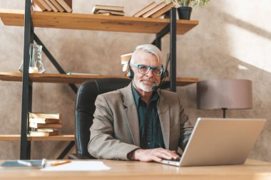 Uzaktan eğitmen. Tecrübeli bir baş danışman. Emeklilerin işyeri, çevrimiçi sohbet.
