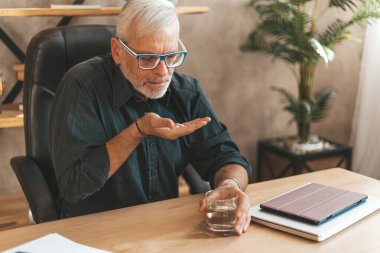 Hap al. Yaşlı bir adam sakinleştirici ya da ağrı kesici alır. Yaşlılıkta vitamin ve beslenme takviyesi kullanımı.