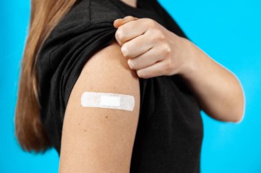 Hastalık önleme. Kolda aşınma var, yakın plan. Virüslere karşı korumak için insanlara aşı.