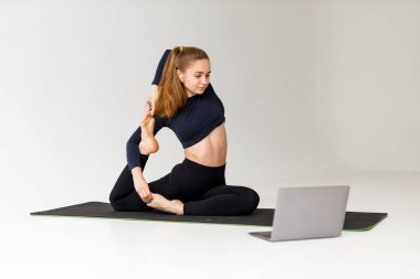 Koç kadın online yoga dersi veriyor. İnternet üzerinden canlı spor haberleri.