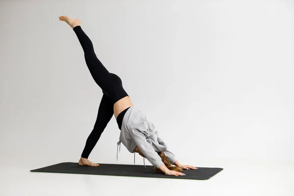 Una Mujer Dedica Yoga Sobre Fondo Blanco Estirando Formación — Foto de Stock