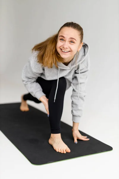 Een Kramp Een Jonge Vrouw Tijdens Het Stretchen Voor Training — Stockfoto