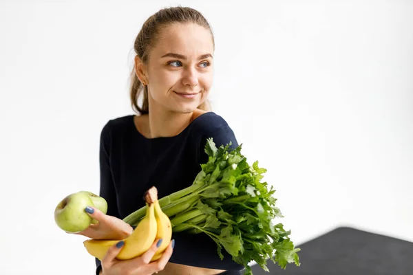 스포츠 훈련에서 야채를 곁들인 채식주의자 음식을 여자의 — 스톡 사진