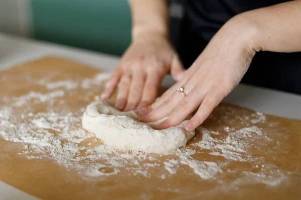 Frauenhände Kneten Den Teig Für Hausgemachtes Backen Ein Rezept Für — Stockfoto