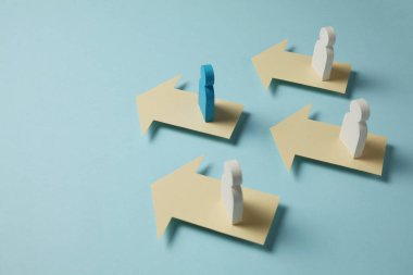 Mavi arkaplanda şekiller ve oklar. İş hedefleri, eğilim ve başarıya giden yol.