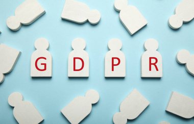 Beyaz insan figürleri ve GDPR yazıları. Genel Veri Koruma Düzenlemesi.