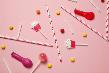 Karnaval ve parti dekorasyonu. Şeker, balon, pipet. Doğum günü arkaplanı.