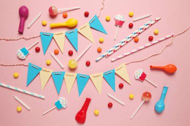 Karnaval ve parti dekorasyonu. Şeker, balon, pipet. Doğum günü arkaplanı.