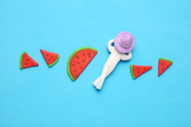 Tatlı yaz karpuz sanatı. Mavi arkaplanda kırmızı ve sulu dilimler.