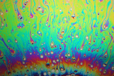 Renkli gökkuşağı sabun köpüğü, psikedelik arka plan. Soyut sıvı renkler ve doku.