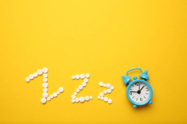 Uyku hapları ve çalar saat, uykusuzluk konsepti. Kabuslar ve uyku bozuklukları..