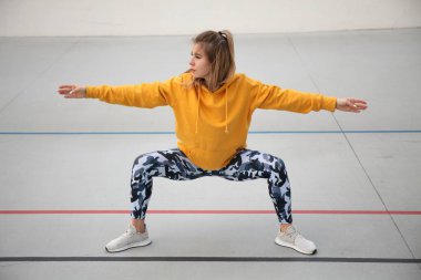 Yetişkin kadın spordan önce ısınıyor. Sağlıklı yaşam tarzı, güç ve dayanıklılık.