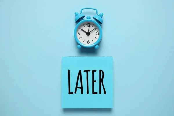 Mavi Çalar Saat Kâğıt Hatırlatıcı Sonra Zaman Yönetimi Öncelikler Verimlilik — Stok fotoğraf