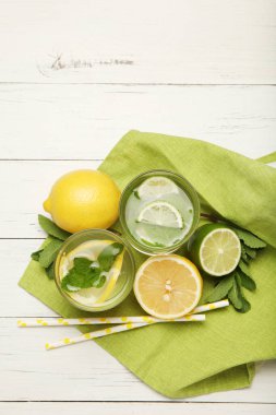 Taze detoks limon suyu, sağlıklı içecek. Yaz turunçgil limonatası.