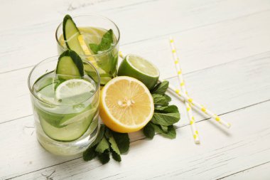 Taze detoks limon suyu, sağlıklı içecek. Yaz turunçgil limonatası.