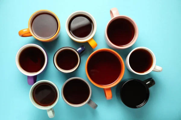 Μαύρο Τσάι Καφές Φωτεινά Φλιτζάνια Διάλειμμα Γραφείο Κτίριο Της Ομάδας — Φωτογραφία Αρχείου
